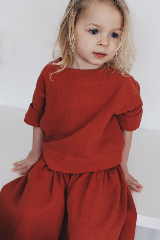 cynamonowa bluzeczka zapinana na drewniane guziczki na plecach