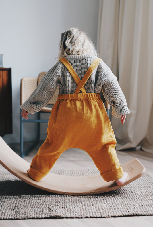 żółte ogrodniczki