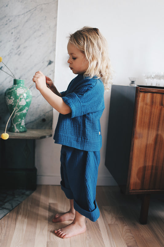 niebieska bluzeczka zapinana na drewniane guziczki na plecach