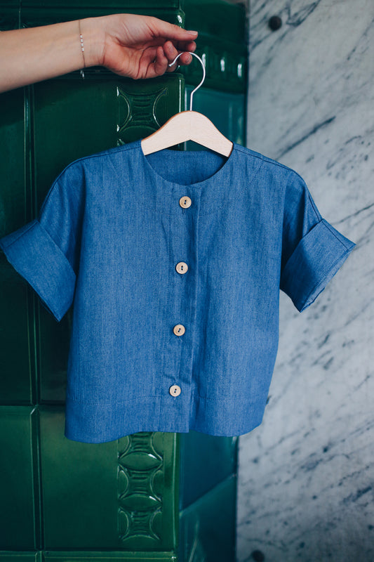 niebieska bluzeczka zapinana na drewniane guziczki z przodu