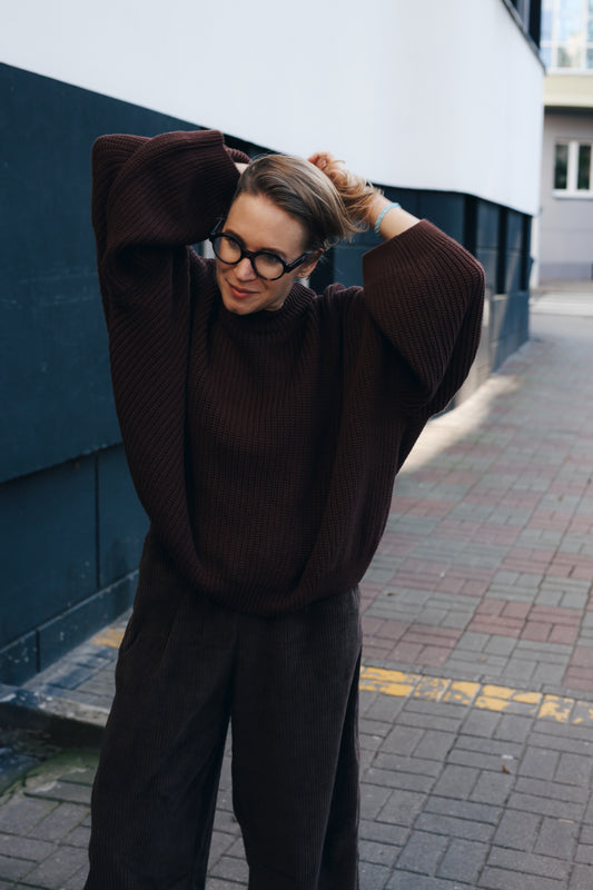 czekoladowy sweter damski oversize