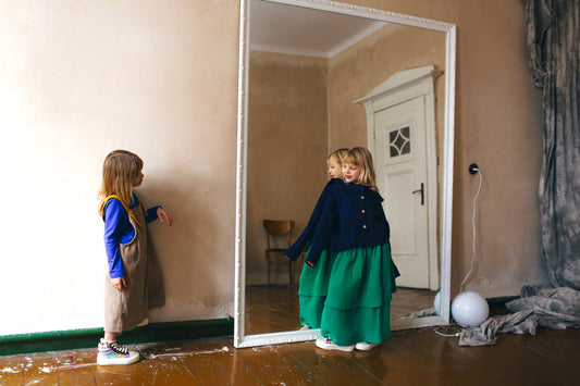 beżowe ogrodniczki z szerokimi nogawkami z żółtymi ramiączkami