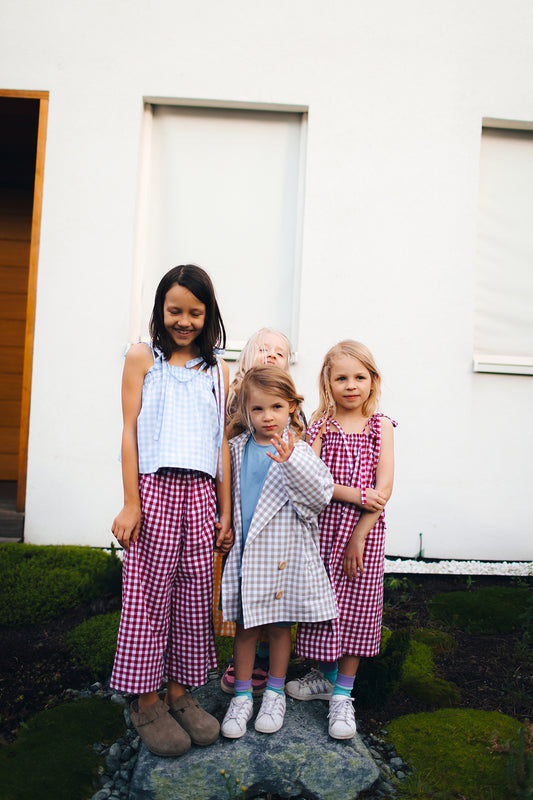 sukienka na wiązanych ramiączkach w biało-malinową kratkę