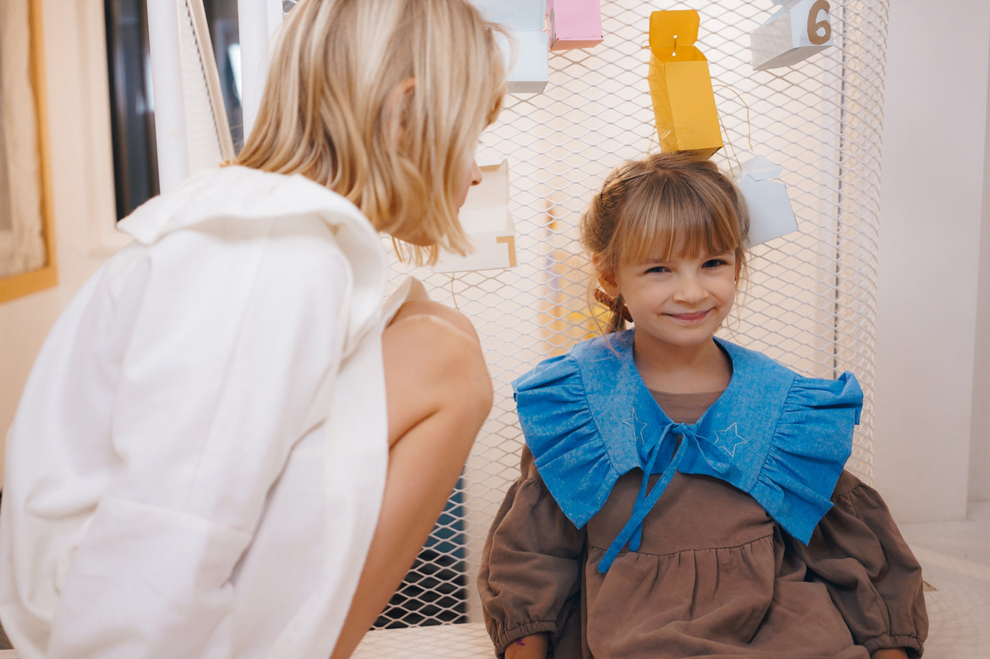 niebieski kołnierzyk z falbanką z haftem