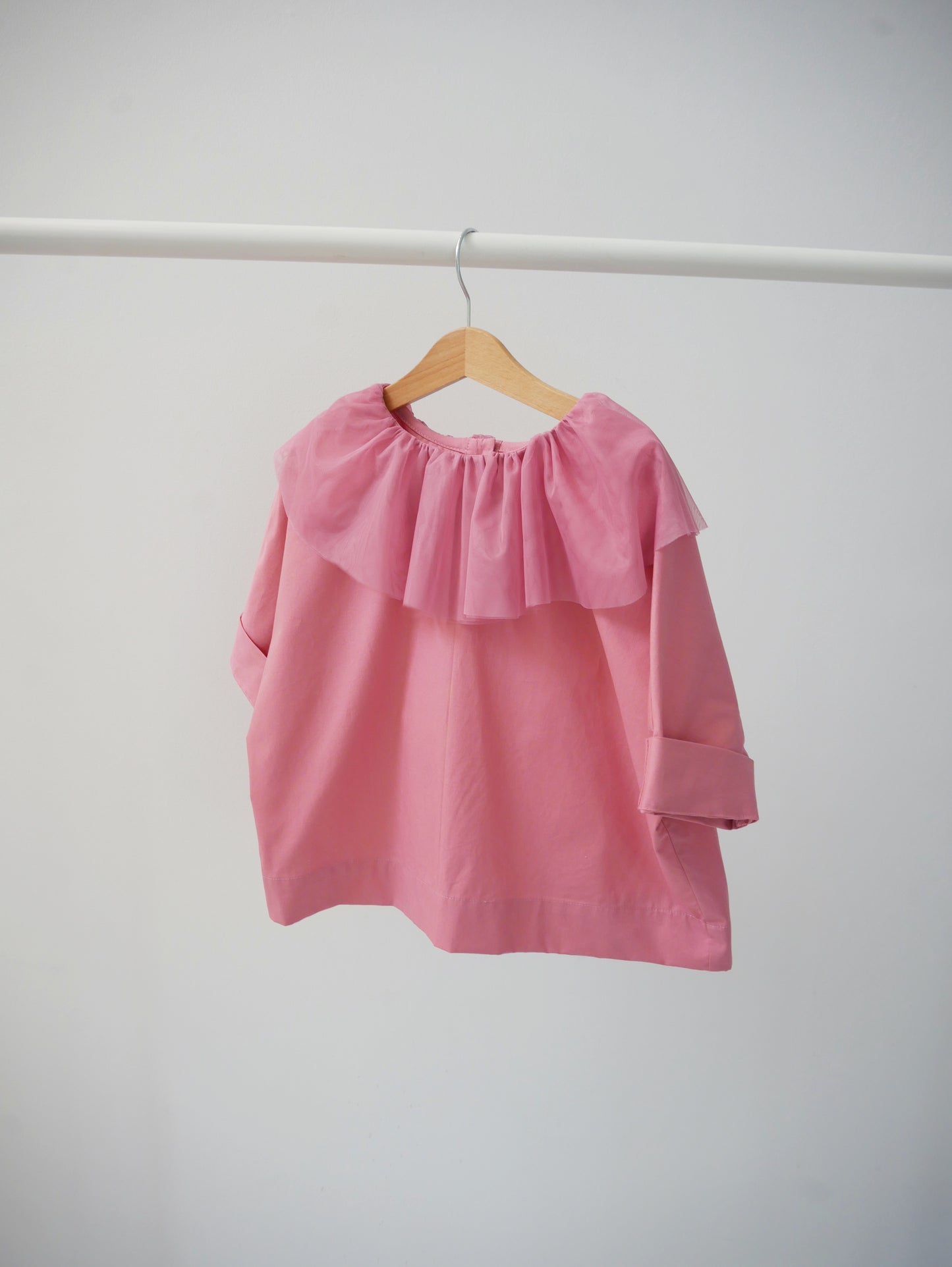 shirt with big, round collar from tulle