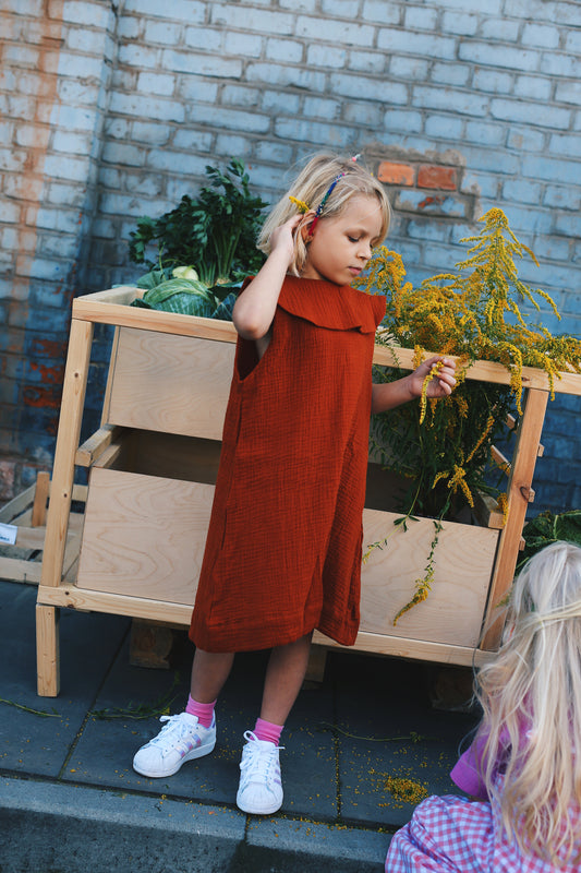 caramel sleeveless dress with big round collar