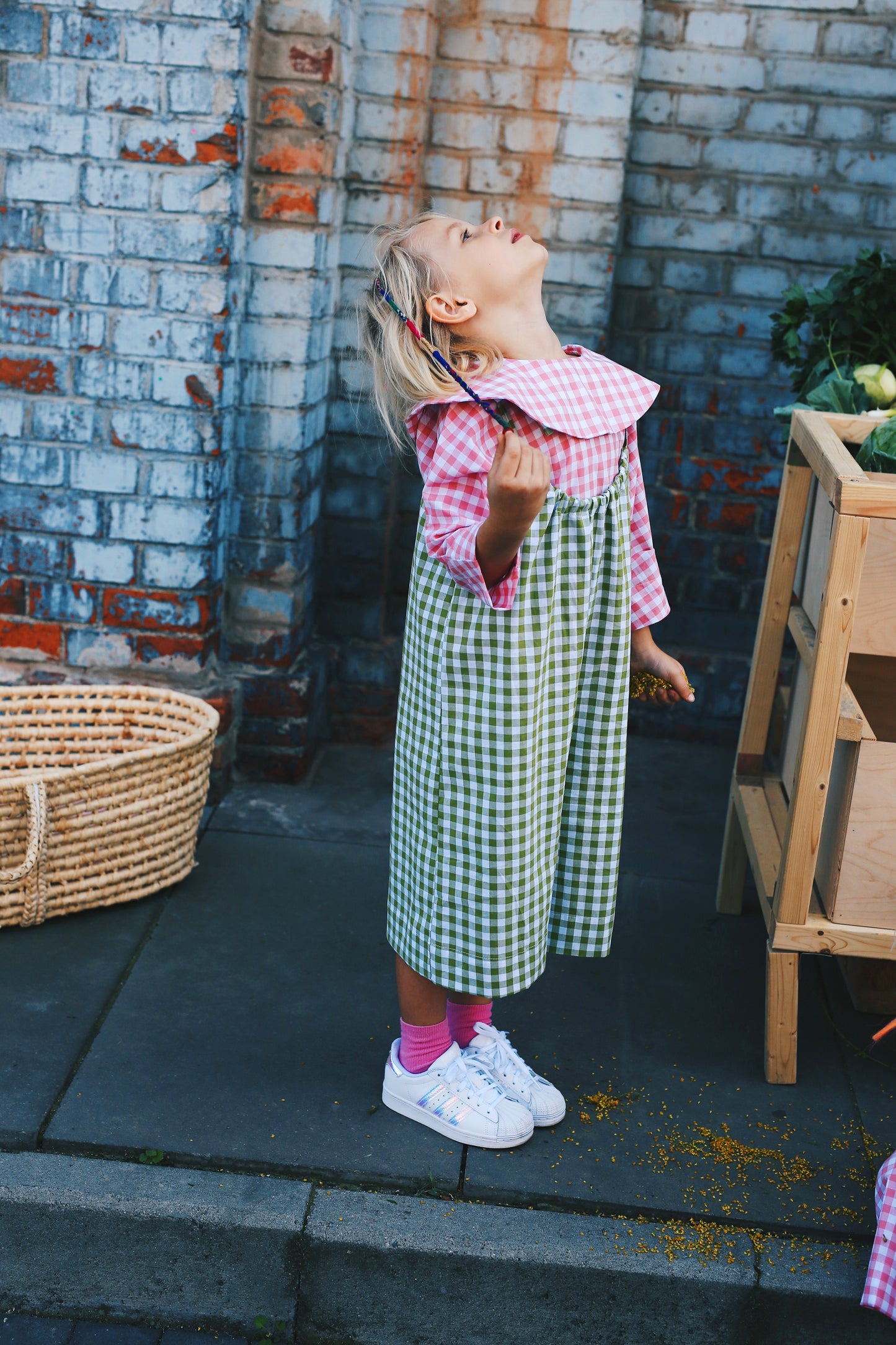 shirt with big, round collar with short sleeves, white and pink check