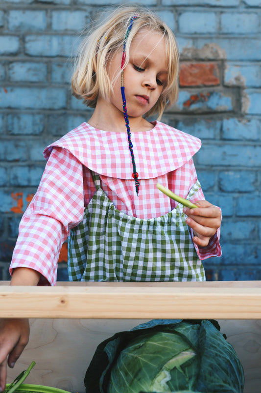 shirt with big, round collar with short sleeves, white and pink check