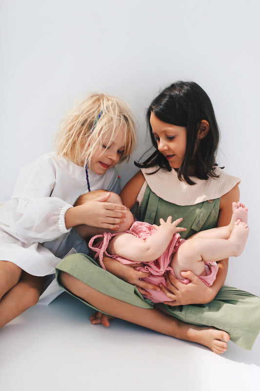 sleeveless shirt with big round collar