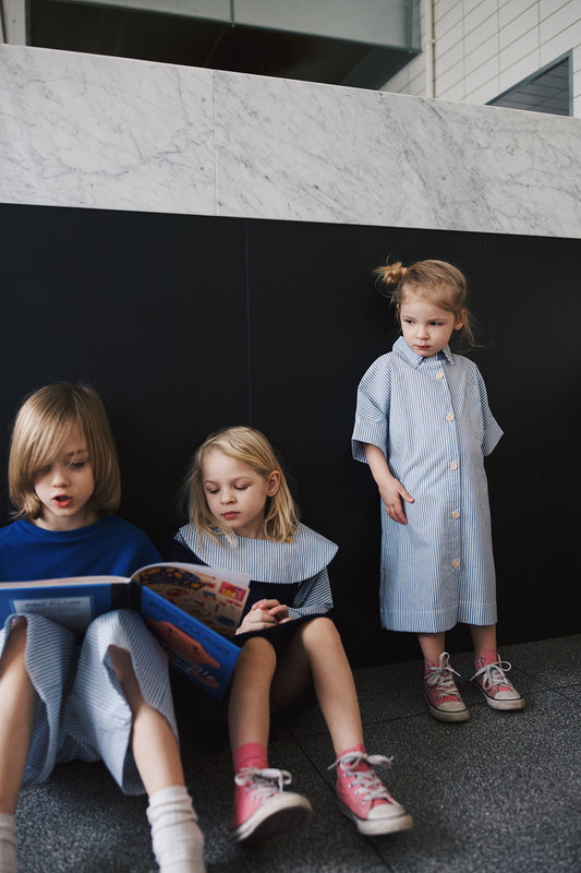 sukienka z krótkim rękawem w biało-niebieskie paski