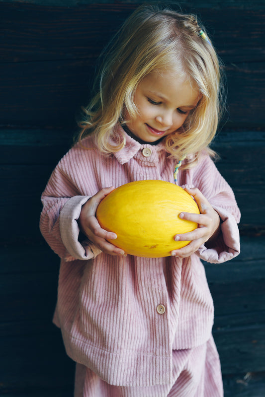 różowa sztruksowa koszula z kołnierzykiem
