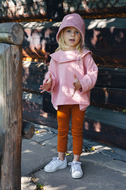 różowa bluzka z dużym, okrągłym kołnierzem