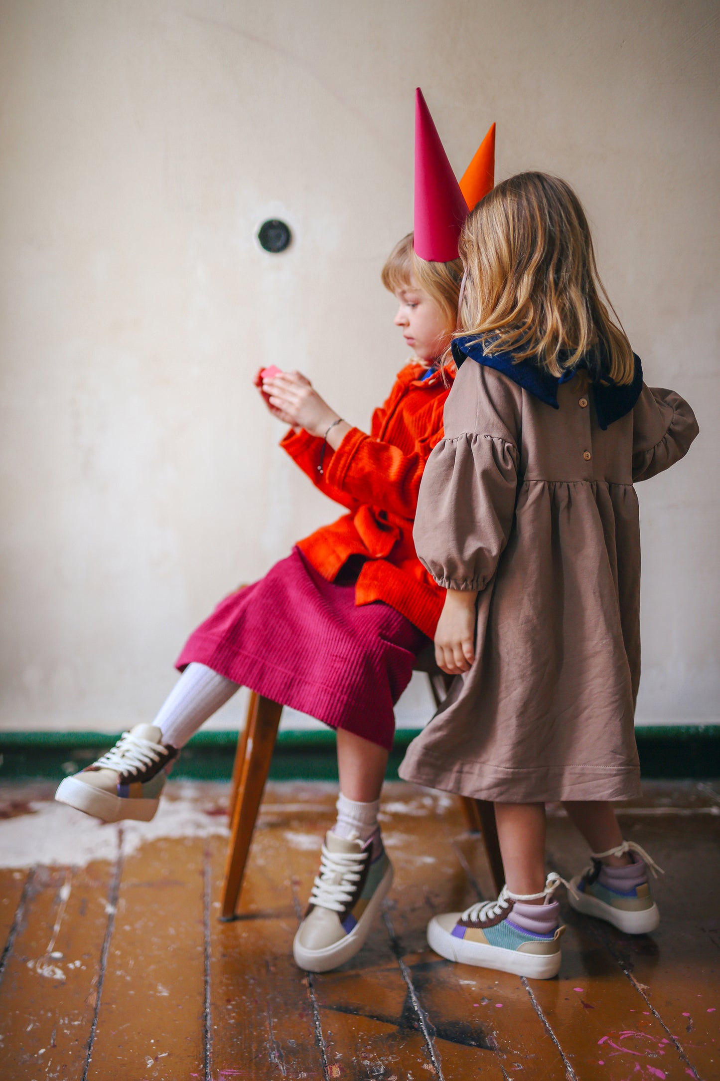 beżowa sukienka z bufiastymi rękawami