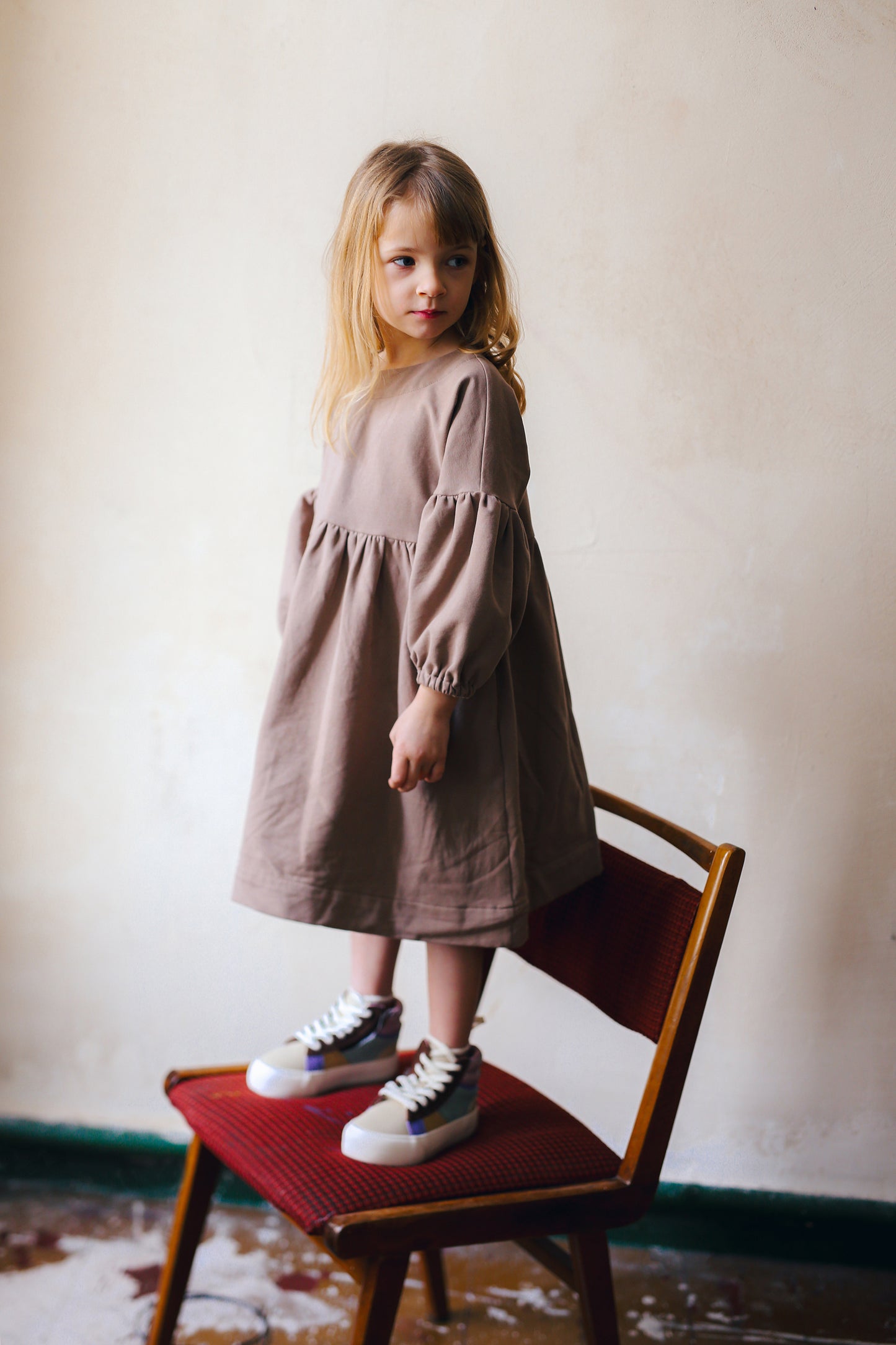 beżowa sukienka z bufiastymi rękawami