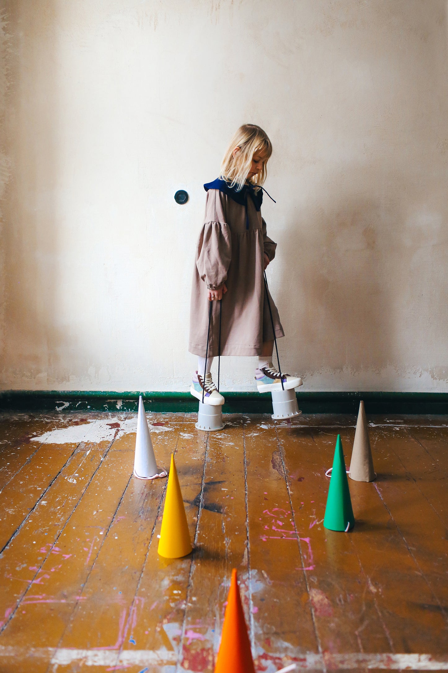 beżowa sukienka z bufiastymi rękawami