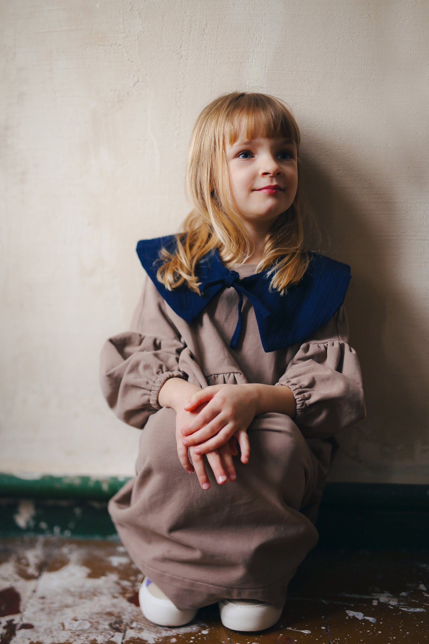 beżowa sukienka z bufiastymi rękawami