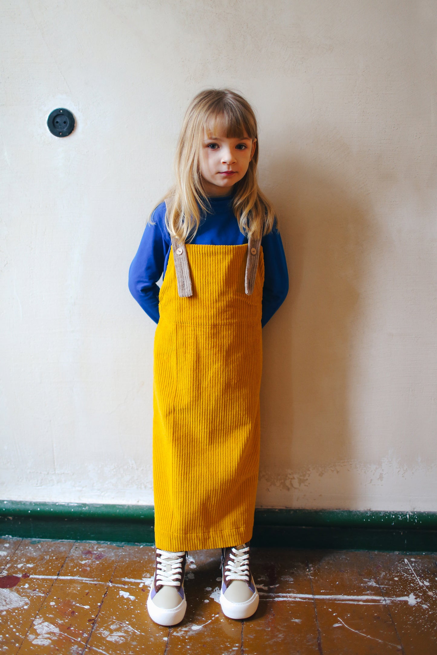 żółta spódniczka ogrodniczka z beżowymi szelkami