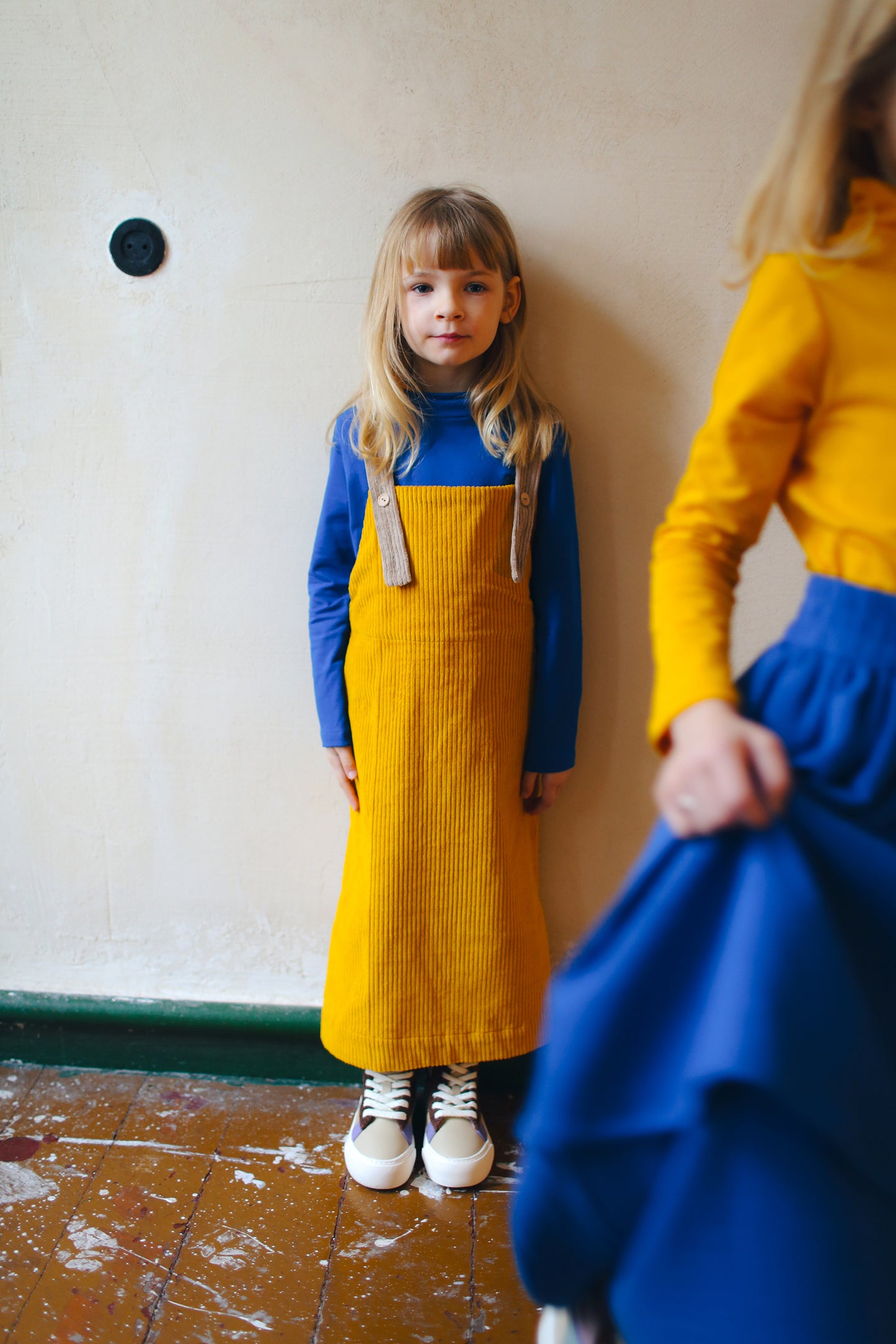 żółta spódniczka ogrodniczka z beżowymi szelkami