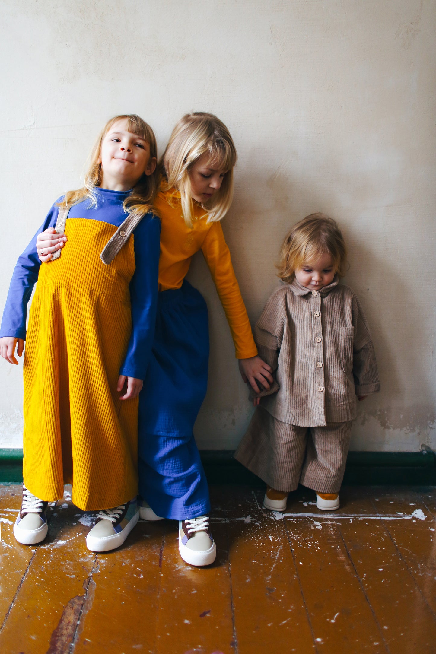 żółta spódniczka ogrodniczka z beżowymi szelkami