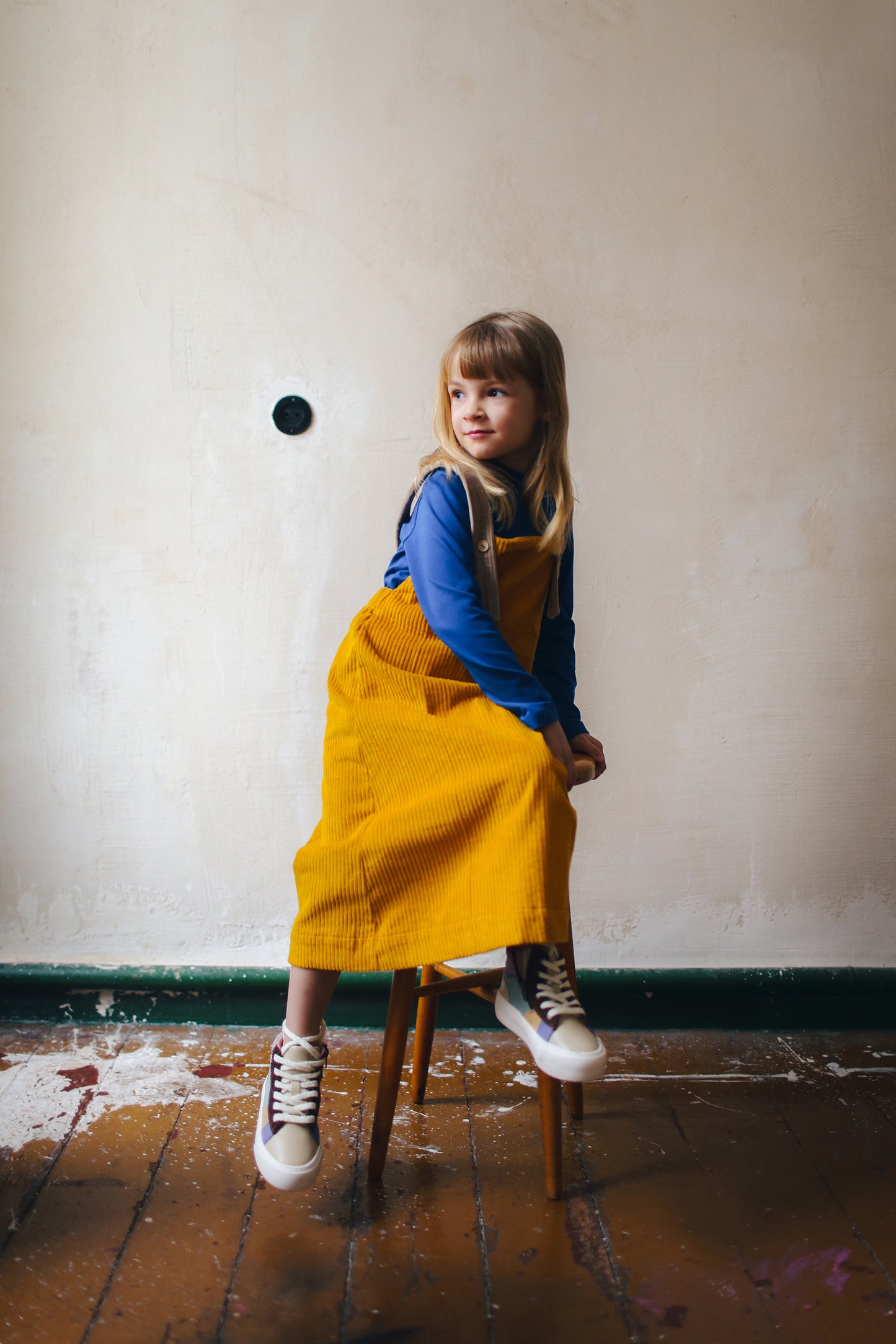 żółta spódniczka ogrodniczka z beżowymi szelkami