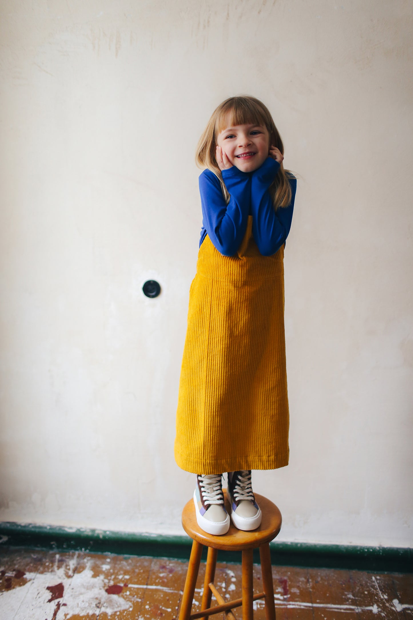 żółta spódniczka ogrodniczka z beżowymi szelkami