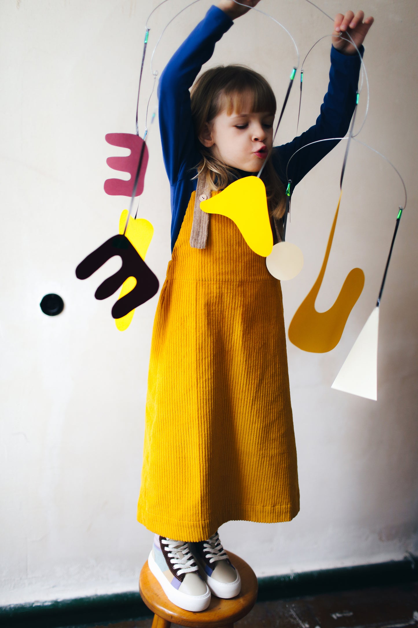 żółta spódniczka ogrodniczka z beżowymi szelkami