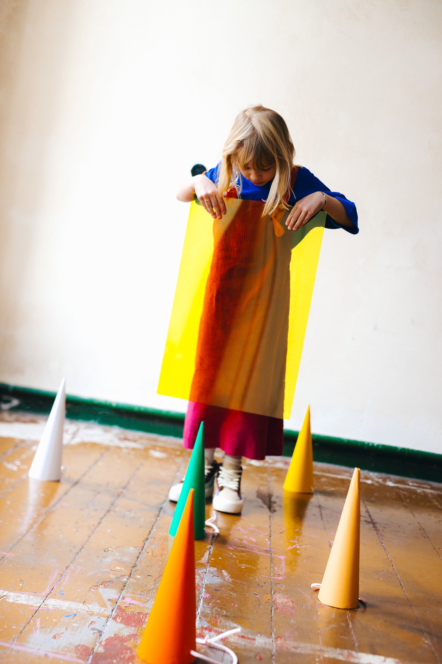 różowa spódniczka ogrodniczka z pomarańczowymi szelkami