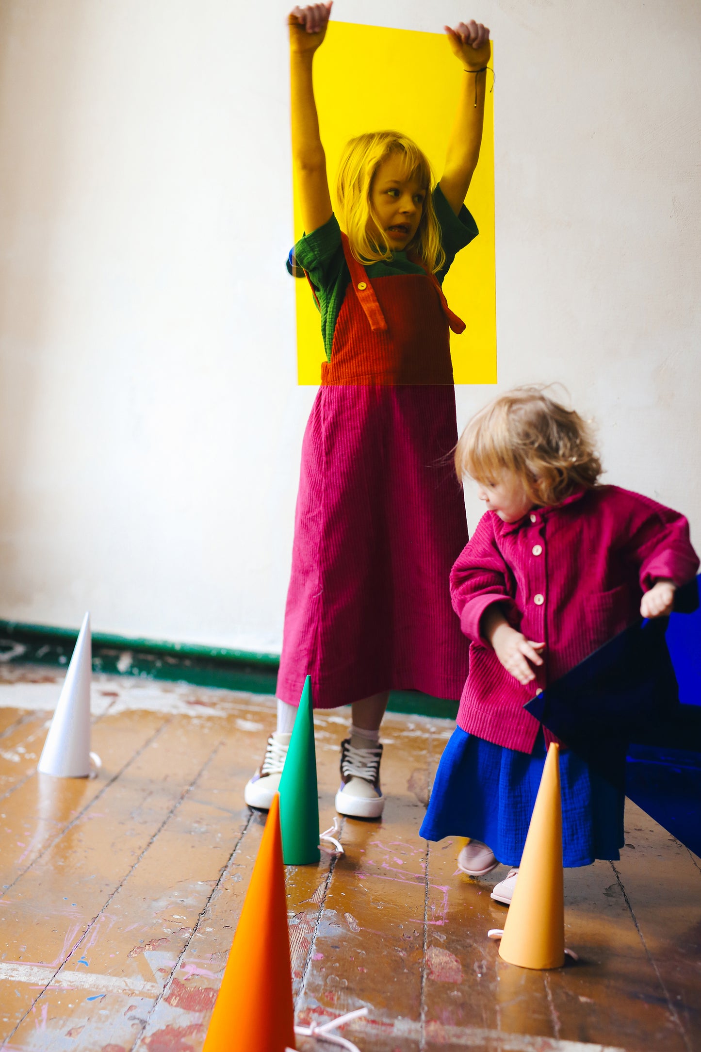 różowa spódniczka ogrodniczka z pomarańczowymi szelkami