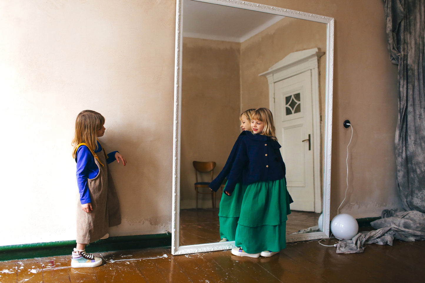 beżowe ogrodniczki z szerokimi nogawkami z żółtymi ramiączkami