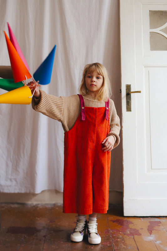 pomarańczowe ogrodniczki z szerokimi nogawkami