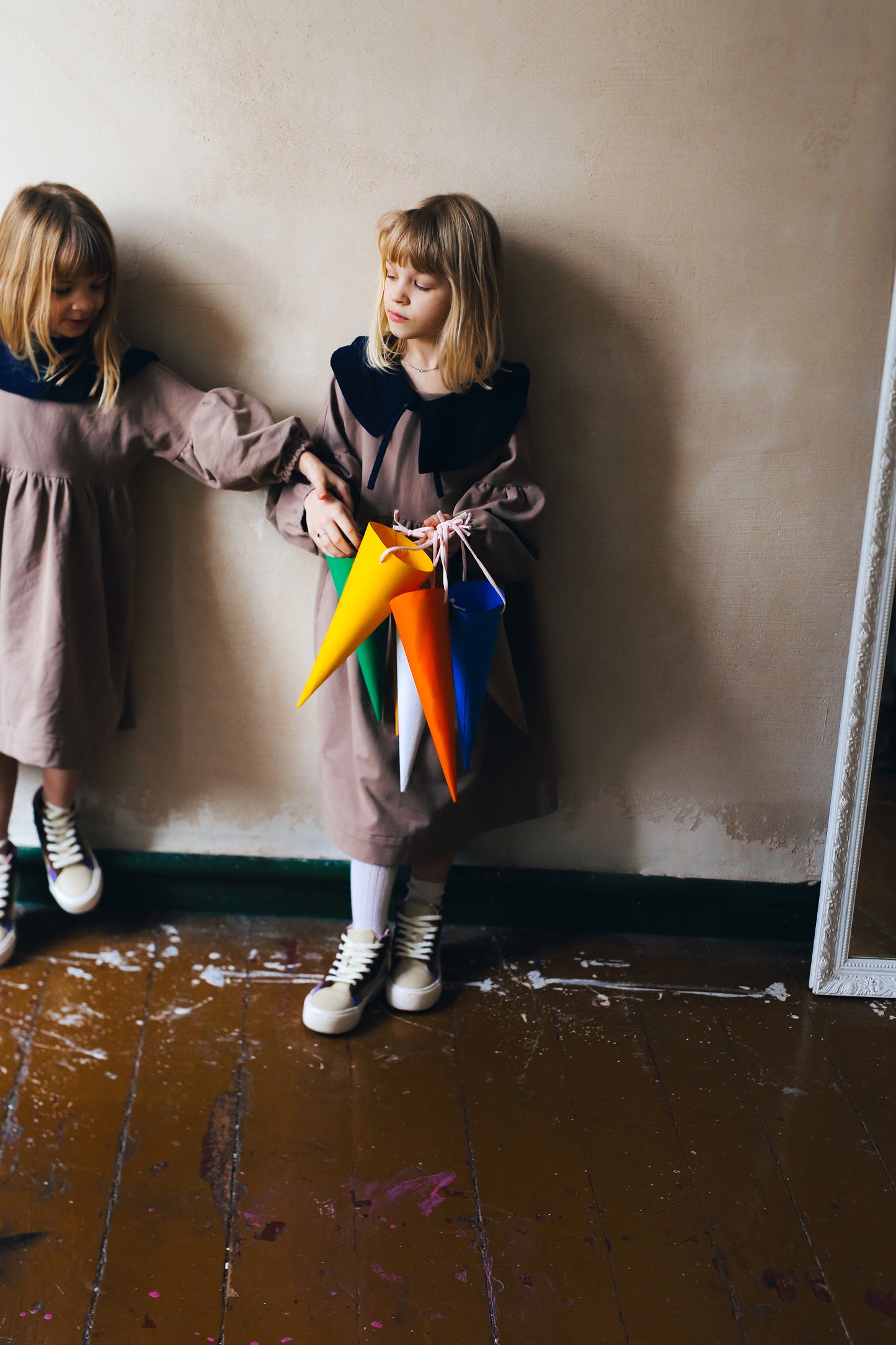 beżowa sukienka z bufiastymi rękawami