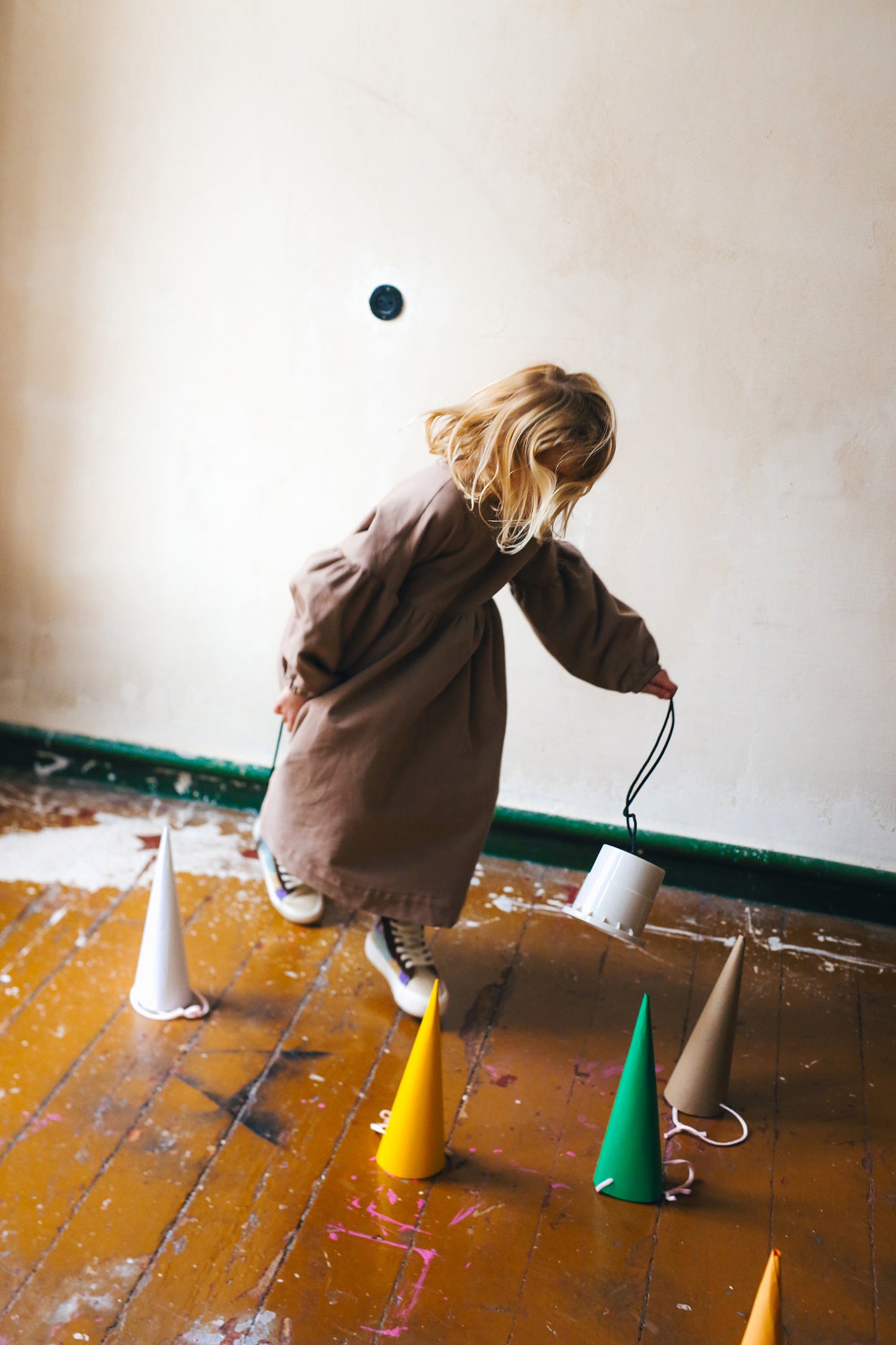 beżowa sukienka z bufiastymi rękawami