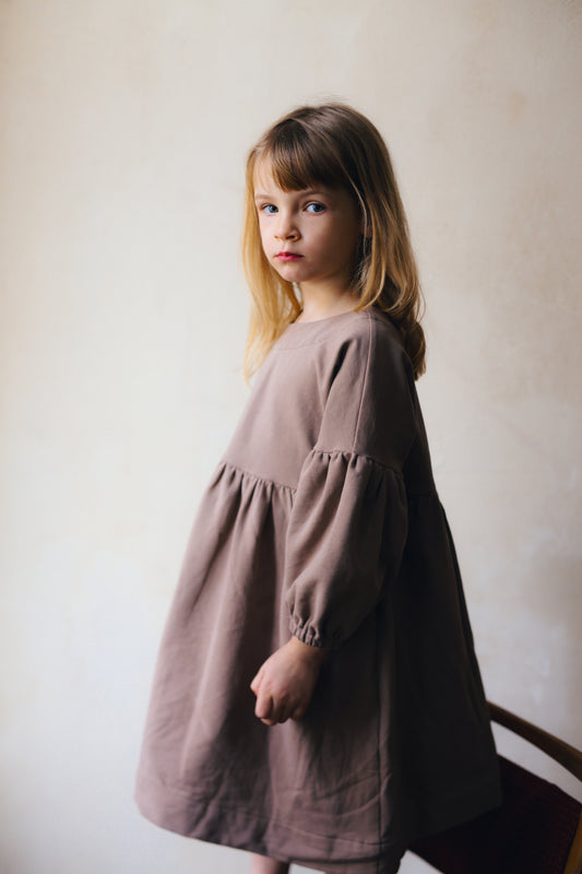 beżowa sukienka z bufiastymi rękawami