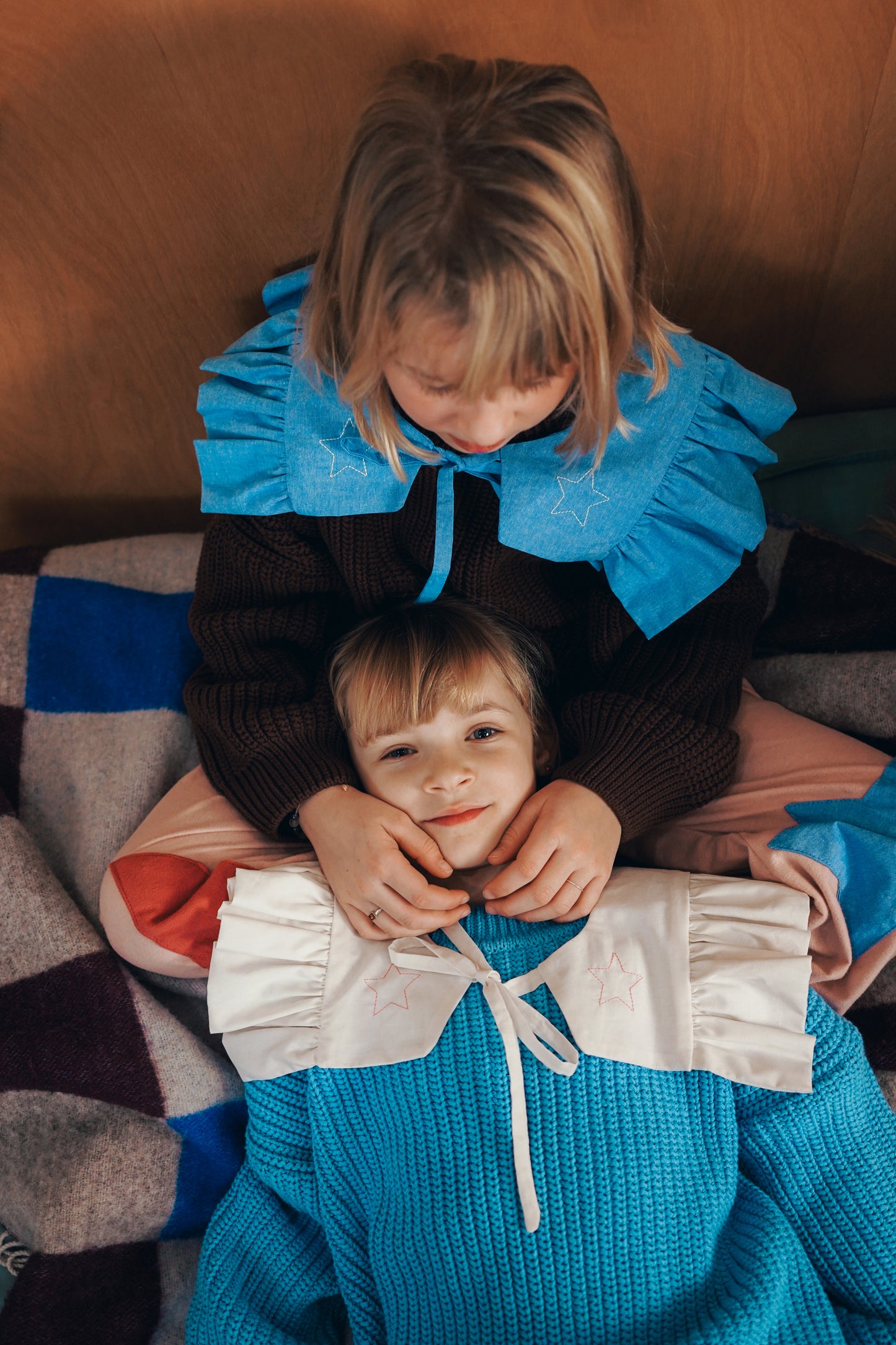 niebieski kołnierzyk z falbanką z haftem