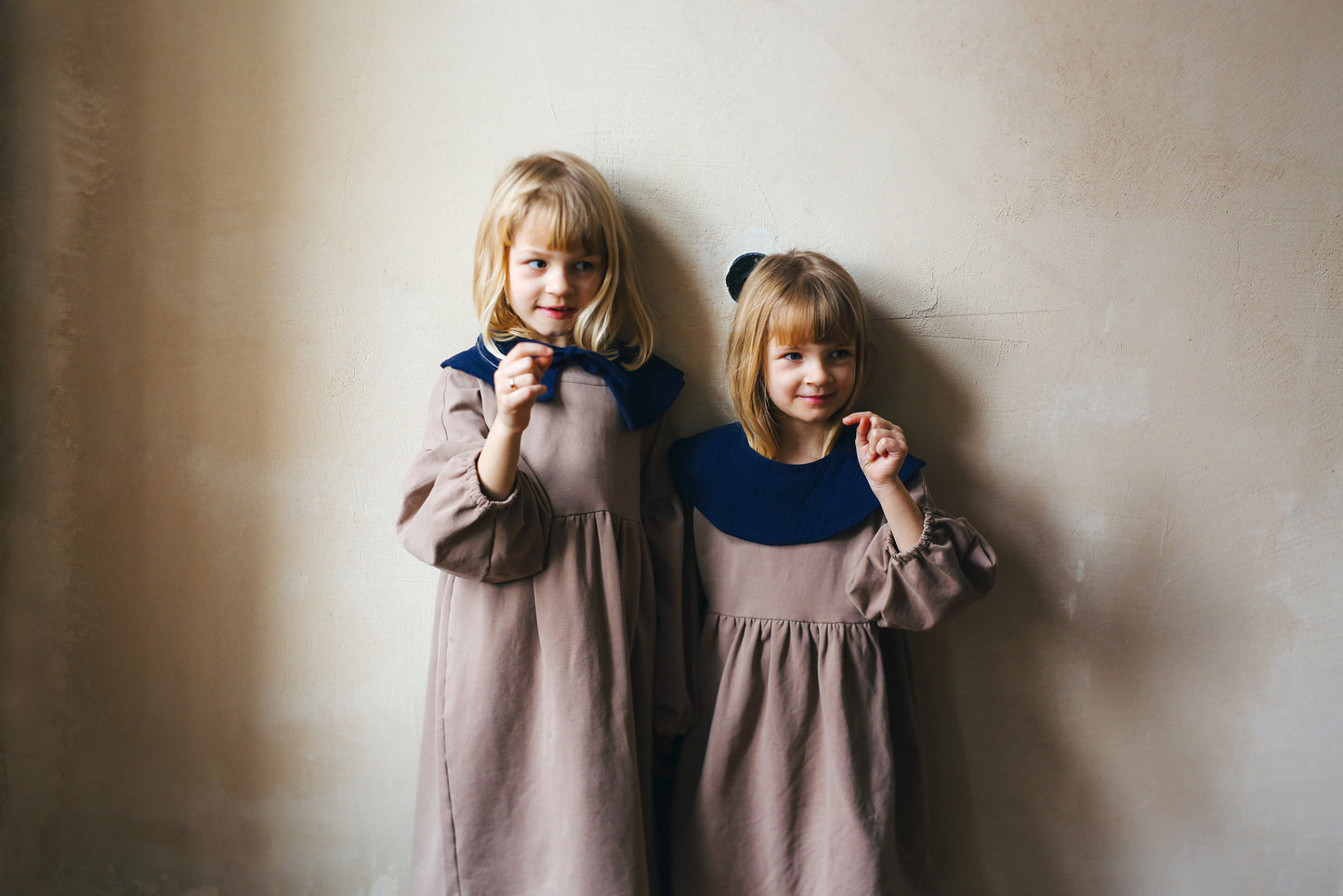 beżowa sukienka z bufiastymi rękawami